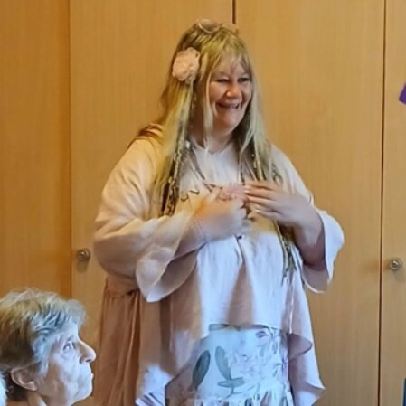 Bewohnerin lächelt bei einer gemeinsamen Aktivität