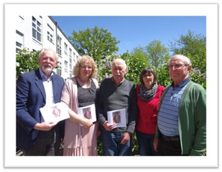 Engagierte Hand hält die eines Senioren – Sinnbild für Unterstützung